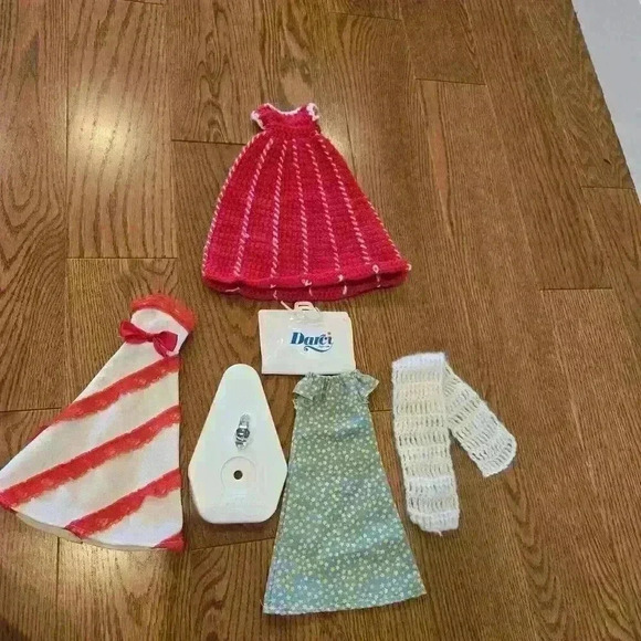 Vintage 1970's Kenner Darci Cover Girl Doll W/Outfits,stand And Portfolio Case - Picture 4 of 5